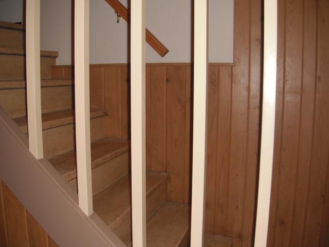 The spindles are spaced to far apart for safety. "Matteson Home Inspection Photos"