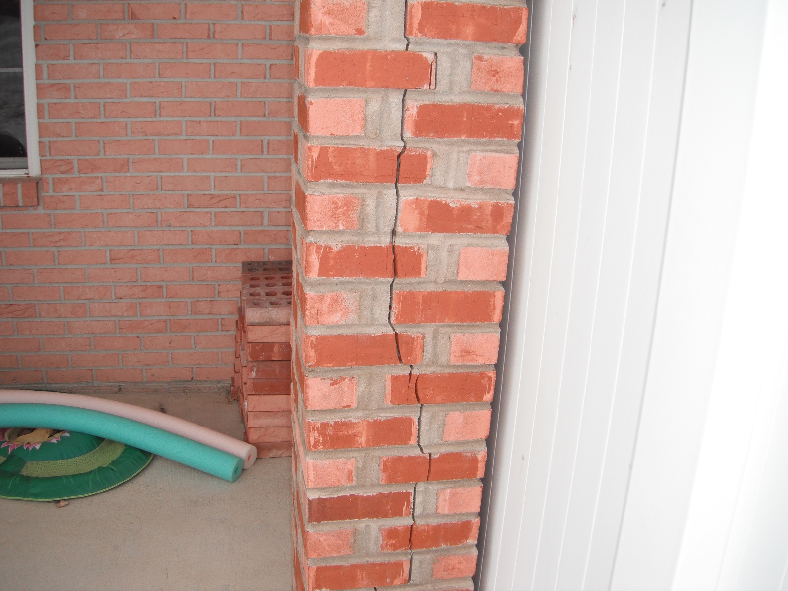 Major cracks on a brick column. "Mokena Home Inspection"