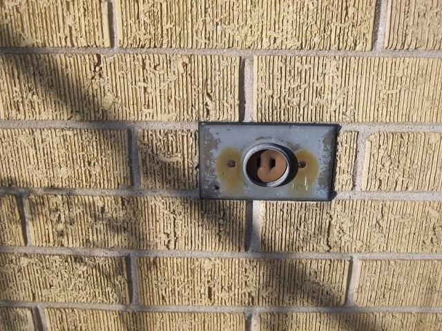 Ungrounded exterior outlet with no cover. "Chicago Home Inspection"