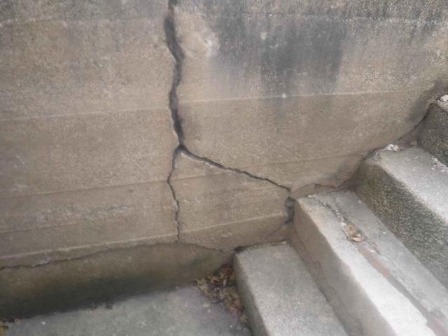 Severly cracked exterior basement stairwelll concrte wall. Forest Park Home Inspection